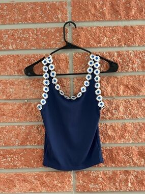 🌟 Daisy-Trim Tank Top